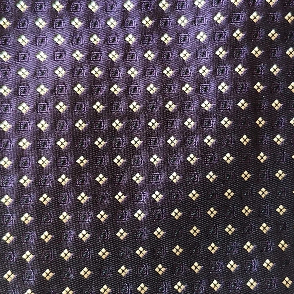 Purple and white patterned Italian silk tie